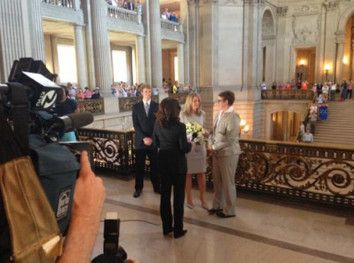 同性伴侶斯蒂爾和克里斯汀在舊金山市政廳舉行婚禮，這是自2008年加州8號(hào)提案通過(guò)以來(lái)，加州的首場(chǎng)同性婚禮。