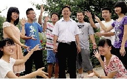 同學(xué)們用手臂連成光環(huán)，把班主任老師圍起來，表達(dá)對他的敬意和謝意。