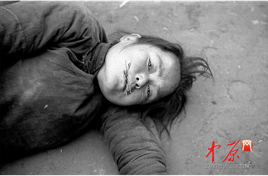 饑荒受災(zāi)者，她嘴里咬了幾根草