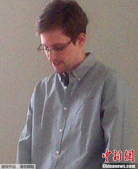 據(jù)外媒報(bào)道，美國“棱鏡”監(jiān)控計(jì)劃泄密者愛德華·斯諾登于莫斯科時(shí)間7月12日在莫斯科謝列梅捷沃機(jī)場與多