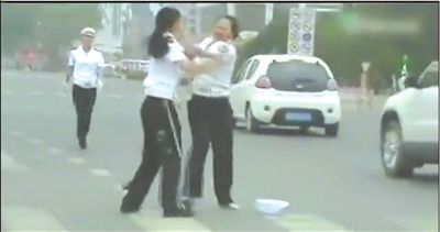 兩名“女交警”馬路中央廝打。圖/東方IC