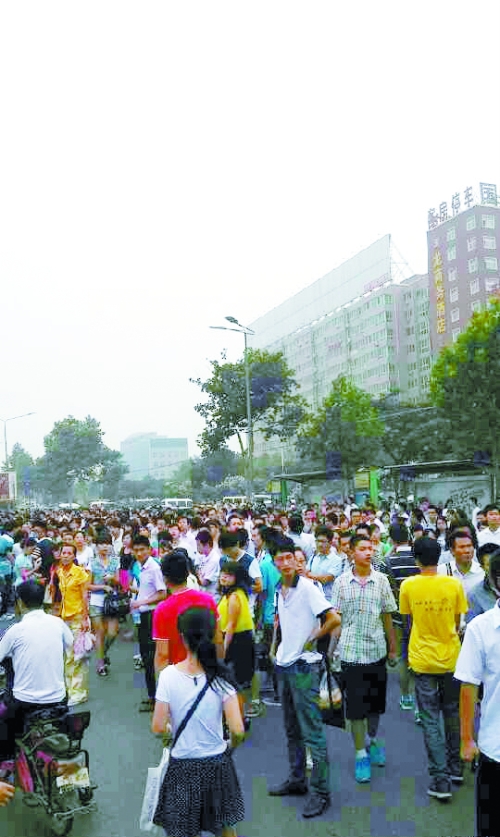 　早高峰等公交，場面蔚為壯觀（網(wǎng)友供圖）。