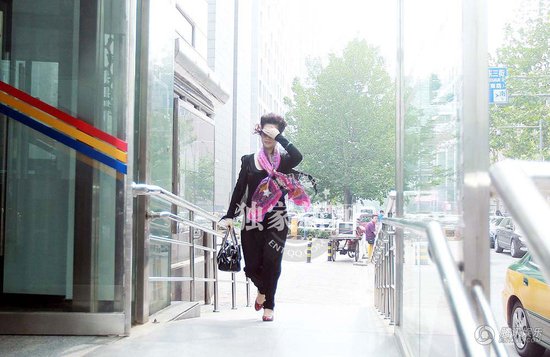 2013年7月22日，李某輪奸案庭前會(huì)議在海淀某法庭舉行，現(xiàn)場(chǎng)有大批媒體等候。