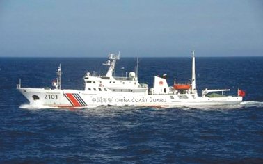 24日在釣魚島附近海域巡航的中國海警船。