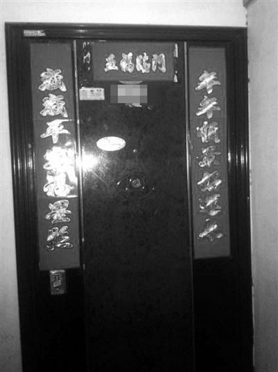 昨天22時(shí)許,被摔女童家房門緊閉,多名家屬稱,在協(xié)商處理孩子后事。新京報(bào)記者 楊鋒 攝