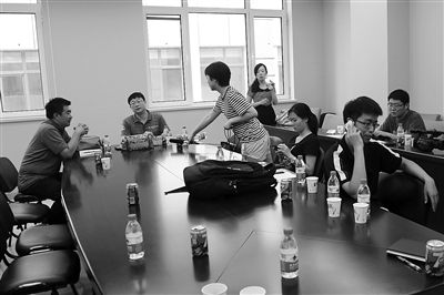 昨日，什剎海街道辦事處第四會(huì)議室，“什剎海女童練攤父親被打”事件的通氣會(huì)現(xiàn)場(chǎng)。