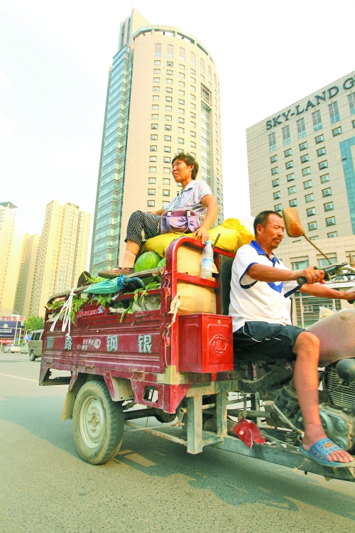 多賣瓜，瓜農(nóng)在烈日下奔波忙碌。