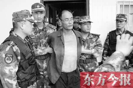 7月27日13時50分許，駐馬店市西平縣的“7·25”連環(huán)殺人案犯罪嫌疑人丁金華（左三）在禹州落網(wǎng)