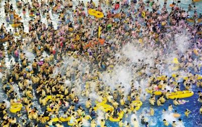 29日，湖北省武漢市，近日江城暑熱難解，人們紛紛前往水上樂園解暑，由于人數(shù)眾多，形成了“下餃子”的壯觀場面。圖/CFP