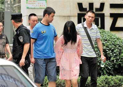 一名女犯罪嫌疑人被警方押出。新華社記者 薛玉斌 攝