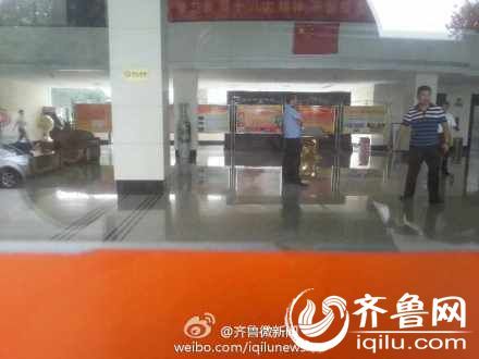 8月8號下午14時(shí)許，一女子在山東省衛(wèi)生廳辦公大樓三樓的一間辦公室內(nèi)，被一名年輕男子劫持。