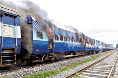 19日，撞人的火車被民眾點燃。