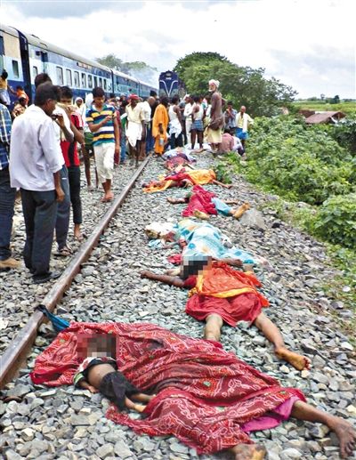 19日，事故現(xiàn)場遇難者的遺體。