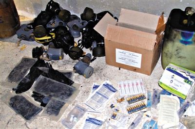 24日，敘利亞政府對(duì)外展示在大馬士革朱巴爾區(qū)破獲的反對(duì)派軍火庫(kù)中的化學(xué)制劑。新華社發(fā)