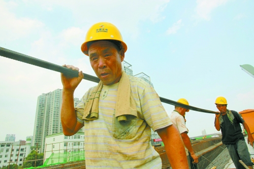 農(nóng)民工工作辛苦，權(quán)益理應(yīng)有保障。