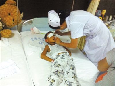 昨日傍晚，山西省眼科醫(yī)院醫(yī)生給斌斌點(diǎn)了兩次“眼藥水”。