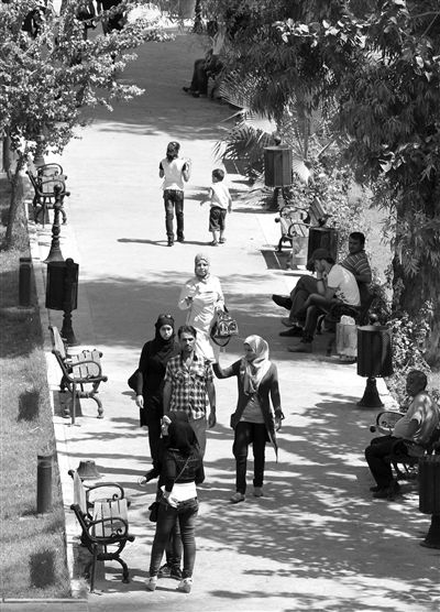 9月5日，敘利亞首都大馬士革，市民在街頭的一處公園內(nèi)散步。