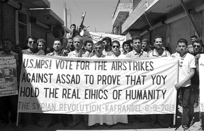 6日，敘利亞西北部的民眾打出橫幅，要求美國對敘動武。