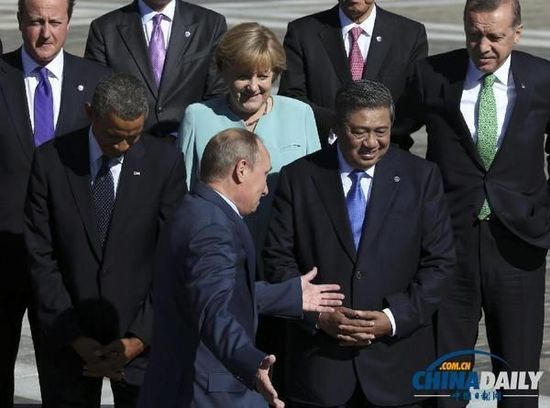 奧巴馬低頭不看普京，普京也閉眼做鬼臉并攤手表無(wú)奈。