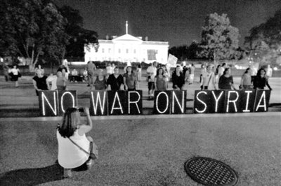10日，華盛頓，美國反戰(zhàn)民眾在白宮前抗議對敘動武。