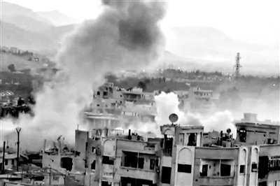 　10日公布的視頻顯示，敘利亞大馬士革地區(qū)，樓房遭重型火炮襲擊，現(xiàn)場濃煙滾滾。