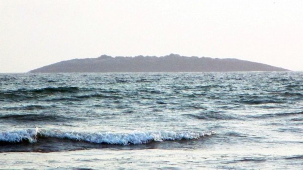 圖為在巴基斯坦靠近阿拉伯海的瓜達(dá)爾地區(qū)（Gwadar）近海600米處冒出一個(gè)小島。