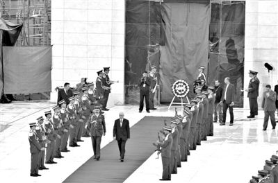 2012年11月27日，開棺檢驗(yàn)阿拉法特尸骨后，巴方為其舉辦重新安葬儀式。