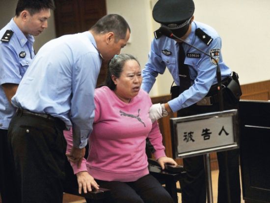 9月24日，在公訴人宣讀起訴書時，丁書苗因身體不停顫抖一度站立不穩(wěn)，被法警扶住