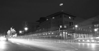 美國駐德國大使館夜景，這里被懷疑設(shè)有監(jiān)聽站。