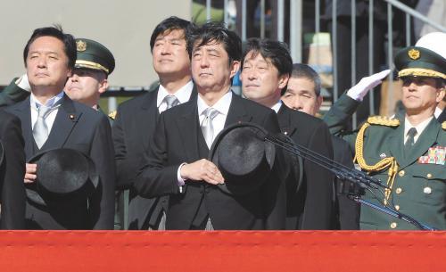 　27日上午，日本首相安倍晉三在琦玉縣的自衛(wèi)隊朝霞訓練場出席陸上自衛(wèi)隊年度閱兵式