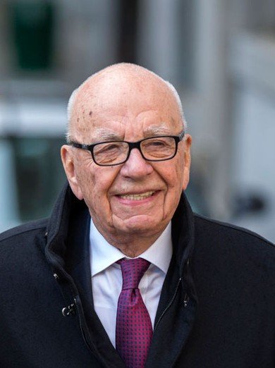 20日，從最高法院出來，默多克一臉輕松。路透社