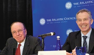 2008年，布萊爾與默多克在美國參加一國際會議。