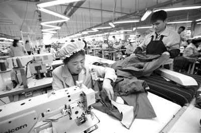 12月19日，朝鮮工人在開城工業(yè)園區(qū)工作。當(dāng)日，由二十國(guó)集團(tuán)（G20）的經(jīng)濟(jì)官員、國(guó)際金融組織相關(guān)負(fù)責(zé)人以及各國(guó)記者等組成的國(guó)際代表團(tuán)訪問(wèn)工業(yè)園區(qū)。今年4月朝鮮單方面關(guān)閉開城工業(yè)園，9月才宣布重開。新華社發(fā)