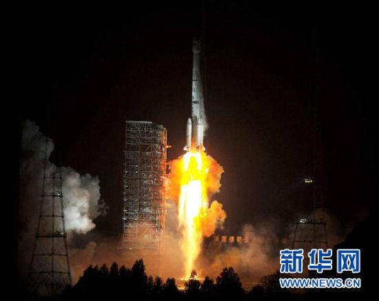 12月21日,載有玻利維亞通信衛(wèi)星的長征三號乙運載火箭點火發(fā)射。當日零時42分,我國在西昌衛(wèi)星發(fā)射中心用長征三號乙運載火箭,成功將玻利維亞通信衛(wèi)星發(fā)射升空,衛(wèi)星順利進入預定軌道。玻利維亞通信衛(wèi)星是該國擁有的第一顆衛(wèi)星。新華社記者 燕雁 攝