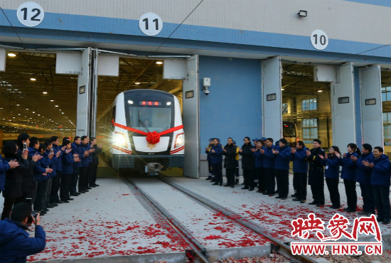 12月28日早上7點(diǎn)39分，編號(hào)為0111的列車駛出鄭東車輛段開(kāi)往市體育中心站