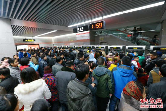 11點(diǎn)59分，紫金山地鐵站售票機(jī)前擠滿了買票的市民，場(chǎng)面如同春運(yùn)