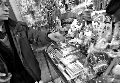 12月27日，世紀(jì)天鼎購(gòu)物廣場(chǎng)的一位商戶表示，今年的賀卡明顯沒(méi)有前幾年好賣。新京報(bào)記者 王貴彬 攝