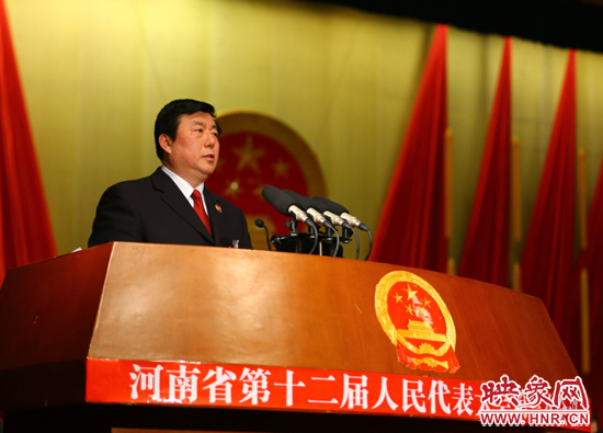 省人民檢察院檢察長(zhǎng)蔡寧向大會(huì)作工作報(bào)告。