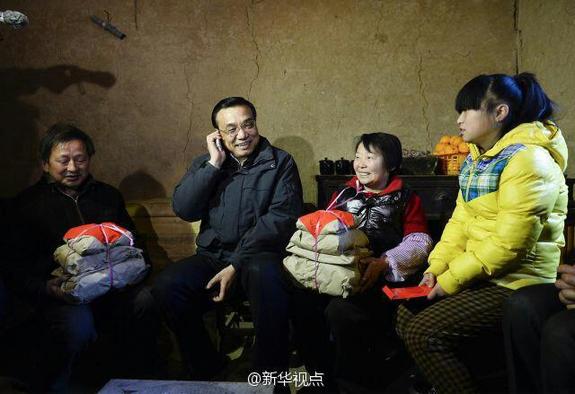 27日，李克強(qiáng)到安康旬陽金坡村看望留守兒童。