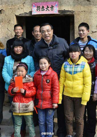 27日，李克強(qiáng)到安康旬陽金坡村看望留守兒童。