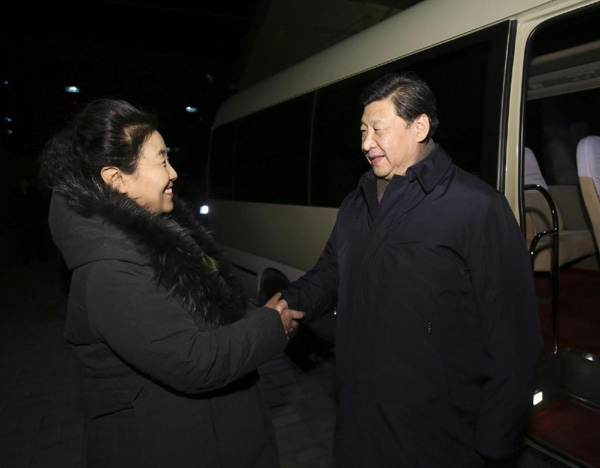 習(xí)近平27日晚看望了牛玉儒同志家屬。