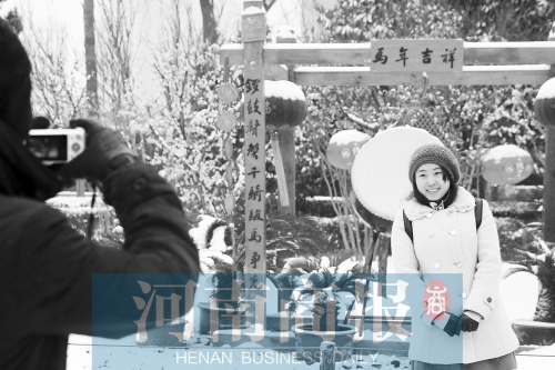 紫荊山公園里布置喜慶，引來不少游客合影留念。記者 楊東華/攝