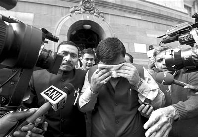 13日，印度議會下院開會時發(fā)生混亂，議員打作一團，甚至有議員噴辣椒噴霧，致使不少議員呼吸困難，倉促離