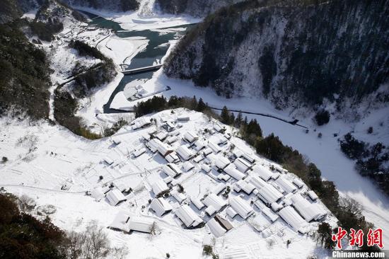 　　當(dāng)?shù)貢r間2014年2月17日，據(jù)日本媒體報道，日本關(guān)東甲信及日本東北等地區(qū)遭遇大雪。