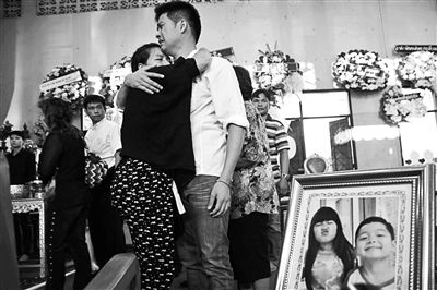 2月24日，泰國曼谷，民眾為在手榴彈襲擊中遇難的兩名兒童舉行葬禮，兩名兒童為姐弟二人，姐姐6歲，弟弟4歲