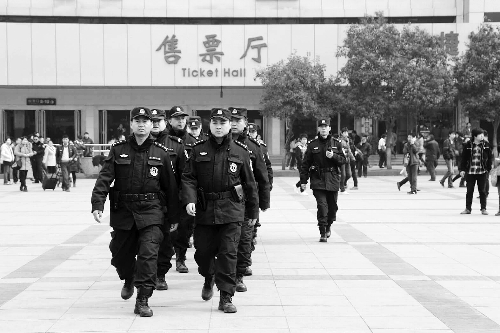 3月2日，鄭州市特警加強(qiáng)對人員密集場所的武裝巡邏。