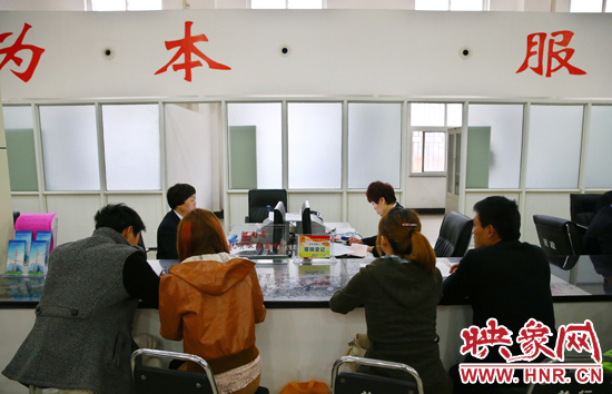 在陽(yáng)光大廈一樓大廳內(nèi)，分布著人社局、民政局等與群眾利益相關(guān)的民生服務(wù)窗口。