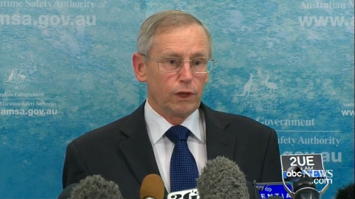 澳大利亞海事局官員正在介紹關(guān)于馬航失聯(lián)客機的搜索情況。