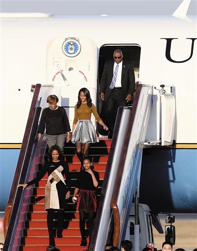 昨日下午5時30分，美國第一夫人米歇爾走出專機艙門，抵京開始訪華。與其一同來訪的家庭成員還有她的母親