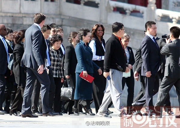 　　3月21日上午，美國(guó)總統(tǒng)夫人米歇爾參觀故宮，彭麗媛陪同。彭麗媛一身湖藍(lán)色裙裝，米歇爾黑白色職業(yè)裝